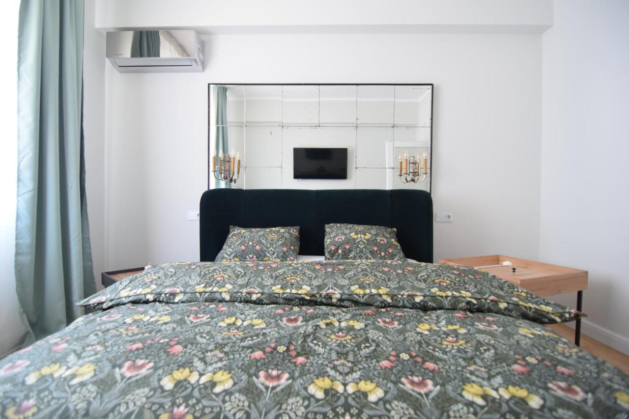 Beautiful Apartment In Old City Bukarest Eksteriør billede