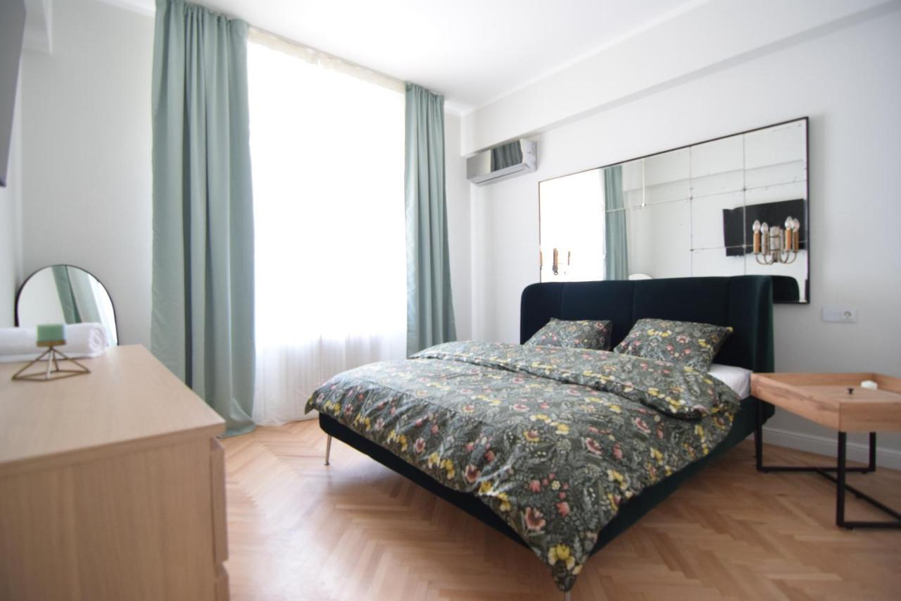 Beautiful Apartment In Old City Bukarest Eksteriør billede