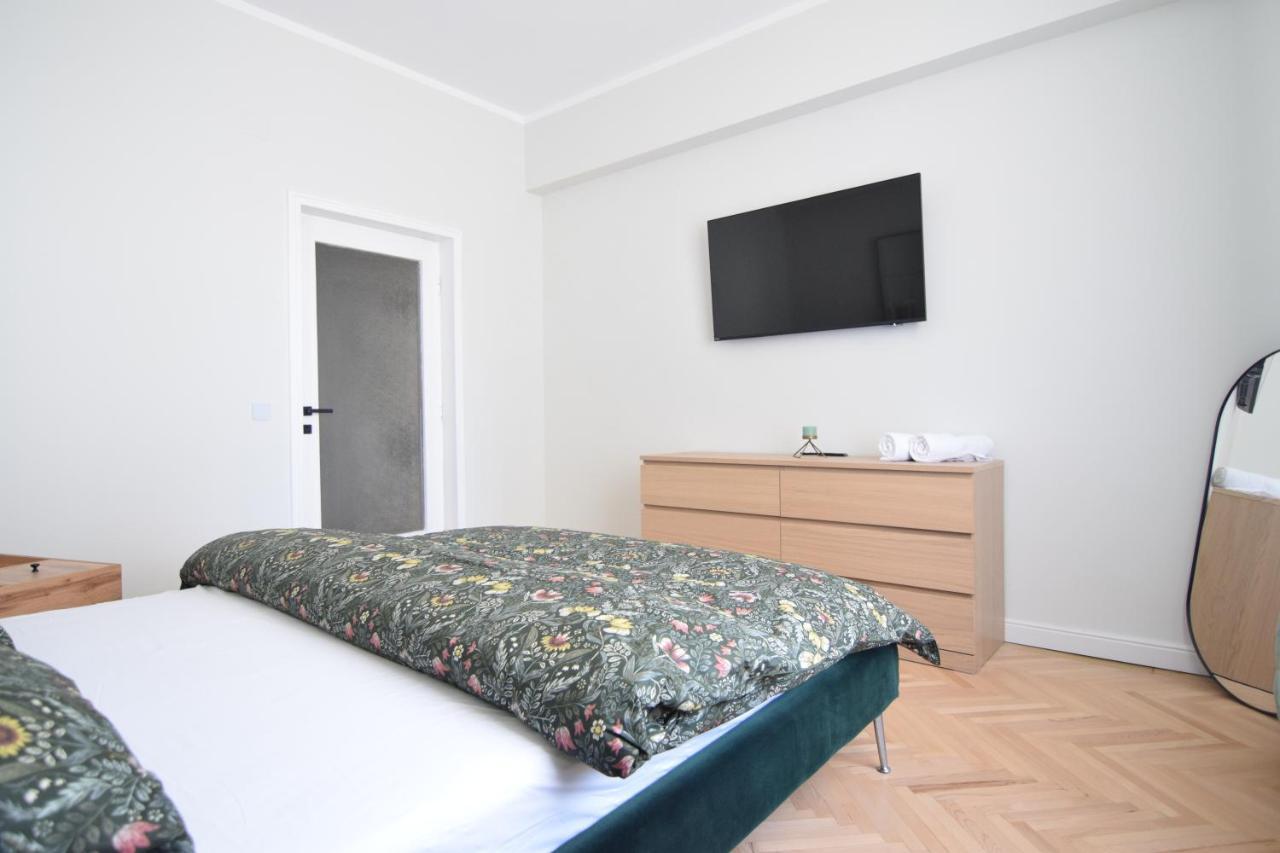 Beautiful Apartment In Old City Bukarest Eksteriør billede