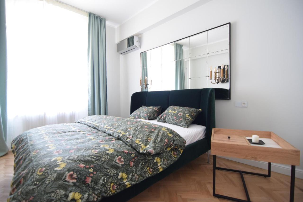 Beautiful Apartment In Old City Bukarest Eksteriør billede